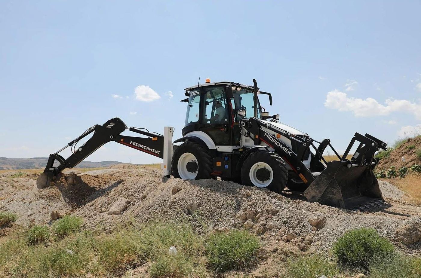 Hidromek backhoe loader
